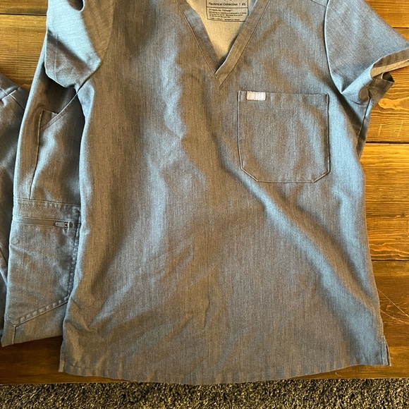 Figs Graphite Scrub Ensemble - Picture 2 of 4